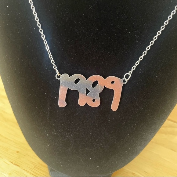 NWT “1989” Inspired Accent Necklace – Perfect for Music Lovers and Fans - Picture 2 of 5